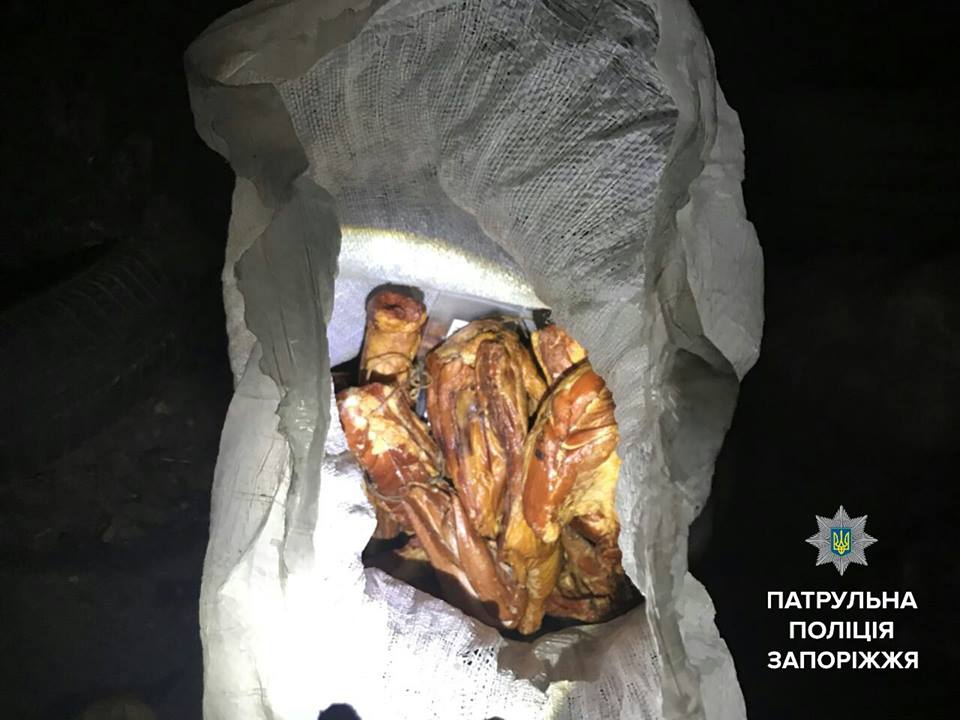 Колбаса, рыба и копченая курочка: в Запорожье полисмены не дали двум братьям унести награбленные припасы (ФОТО)