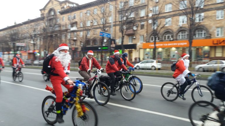 В Запорожье Деды Морозы на велосипедах раздавали подарки (ФОТО)