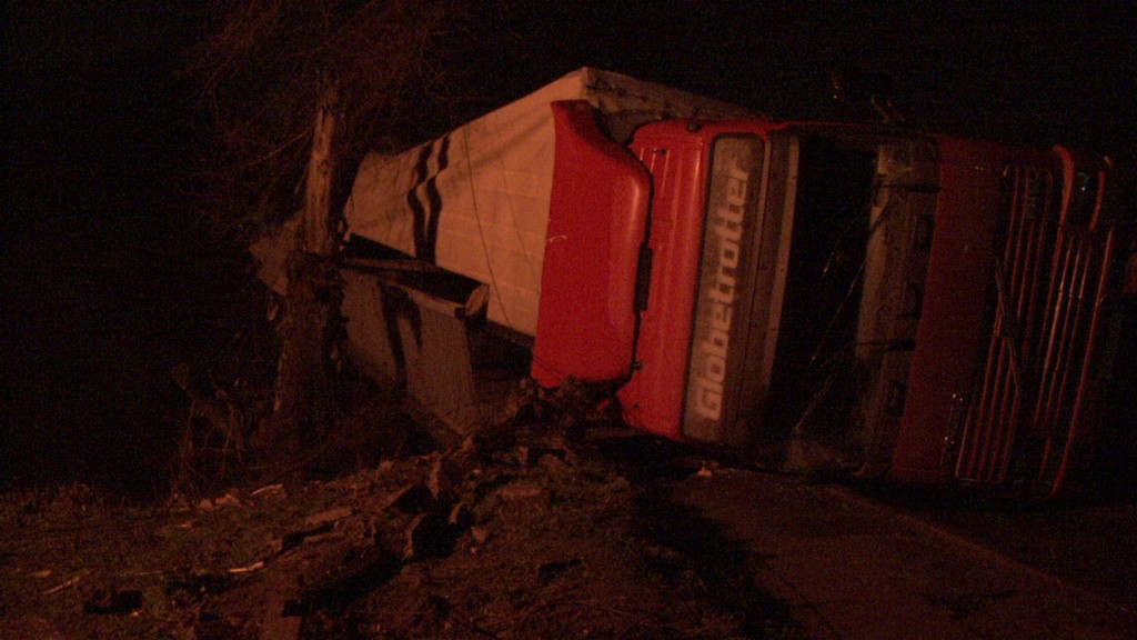 Авария на запорожском мосту: грузовик едва не упал на ж/д пути (ФОТО)