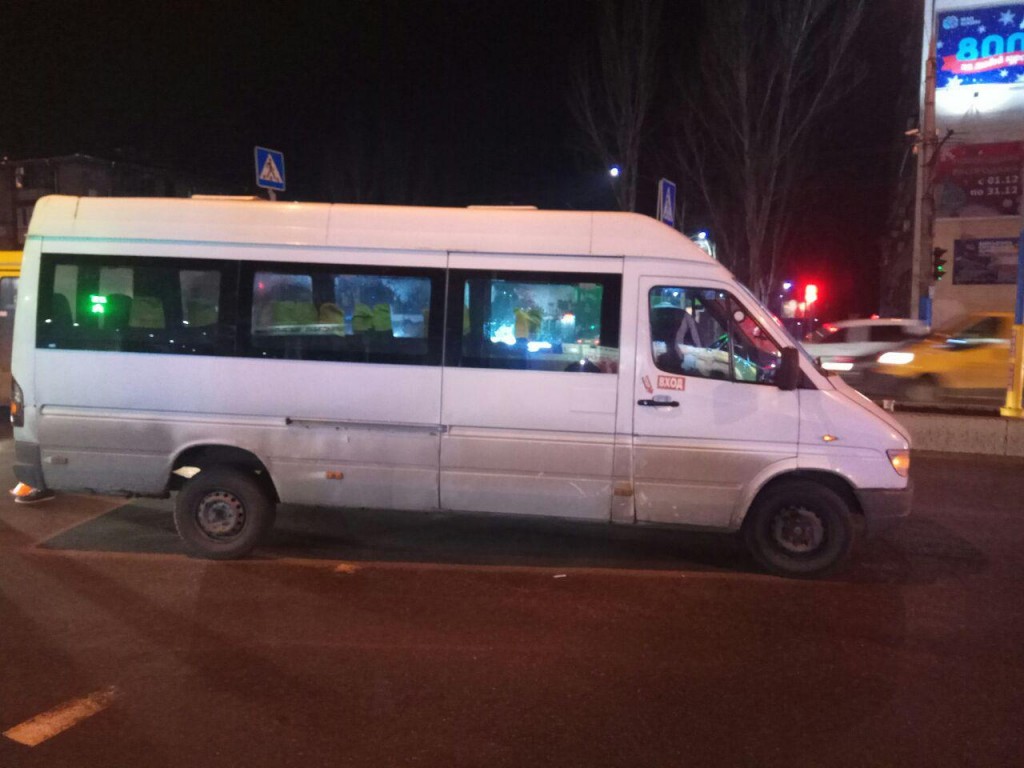 Водитель маршрутки сбил пешеходов в Запорожье, люди попали в больницу (ФОТО)