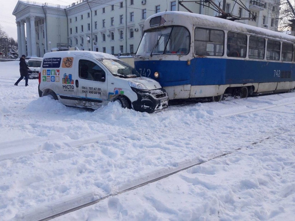 В Запорожье трамвай протащил по рельсам авто управляющей компании «Місто для людей» (ФОТО)