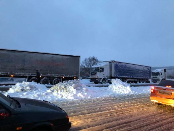 Заложники снегопада: на запорожской трассе застряли десятки фур