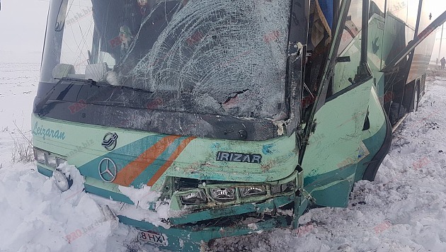 На запорожской трассе столкнулись автобус с людьми и легковушка, двое пассажиров скончались на месте
