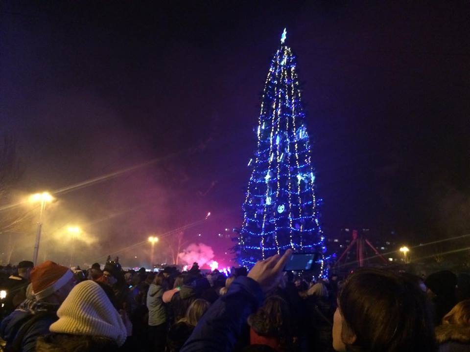 Запорожцы в новогоднюю ночь «зажгли» площадь Фестивальную (ФОТО, ВИДЕО)