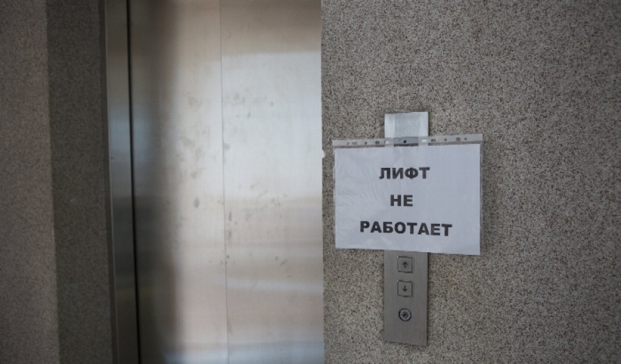 Доуправлялись: в Запорожье массово отключают лифты