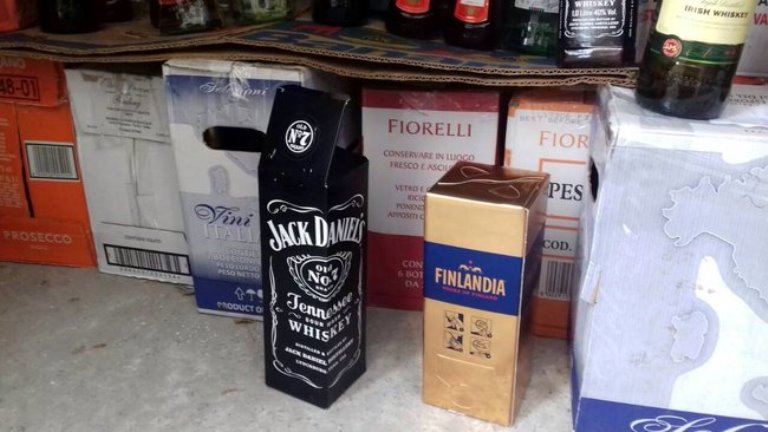 Запорожские налоговики раскрыли схему реализации контрабандного элитного алкоголя (ФОТО)
