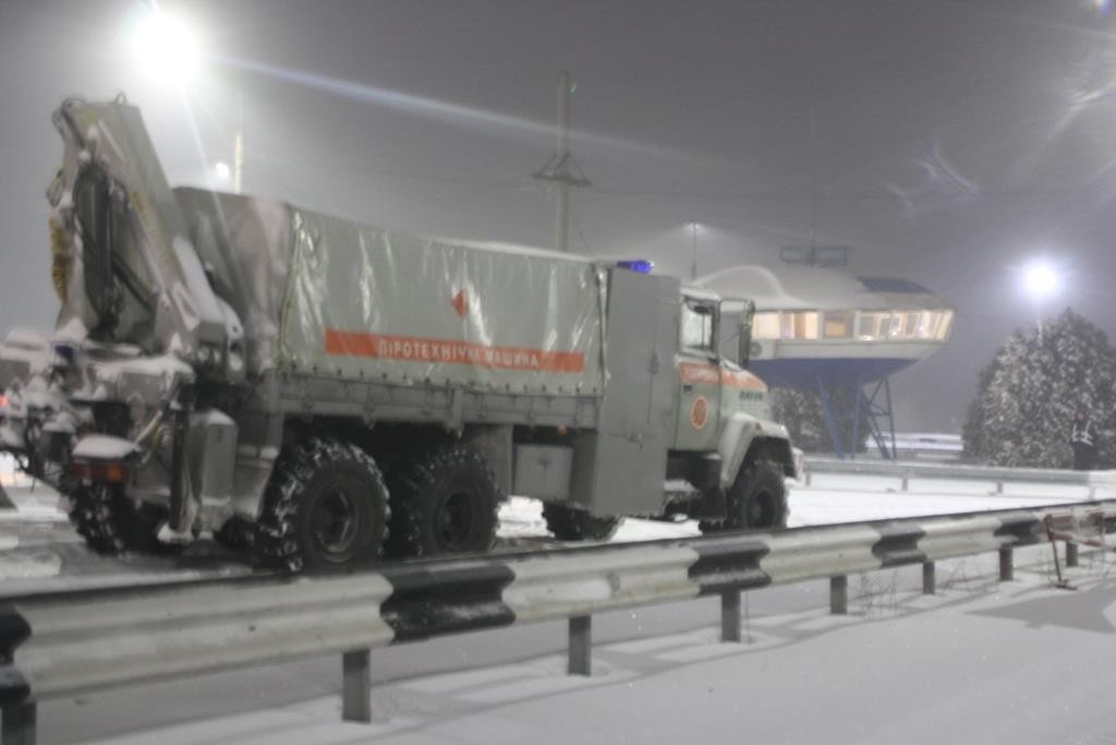 В Запорожской области около 200 грузовиков оказались в снежном плену (ФОТОРЕПОРТАЖ)
