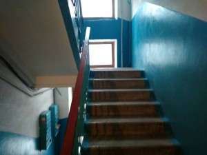 Уборка подъездов в Запорожье от “Мрии”: в грязной одежде, в день когда нет воды и за 8 грн (ФОТО)