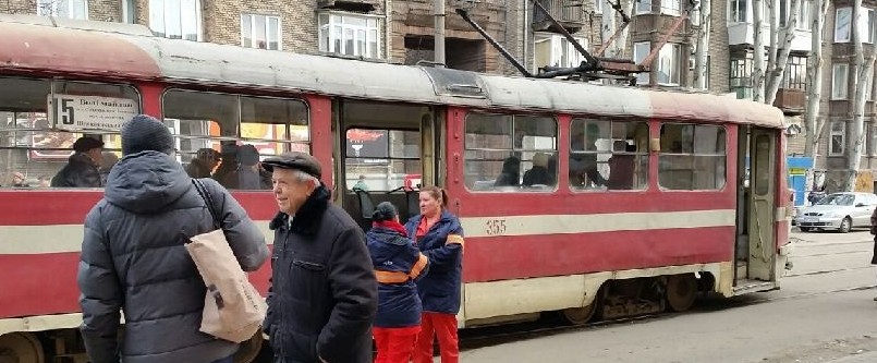 В запорожском трамвае скончался мужчина, движение транспорта приостановлено (ФОТО)