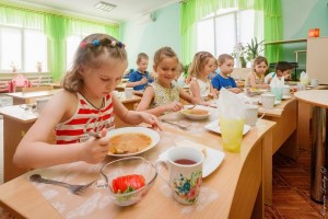 Пустоваров на больничном, а его схемы работают: как в Запорожье дошкольникам поменяли организацию питания