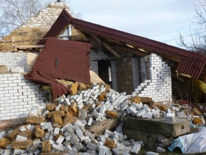 В Запорожье разрушили частный дом: фигурирует помощник депутата от “Оппоблока” (ФОТО, ВИДЕО)