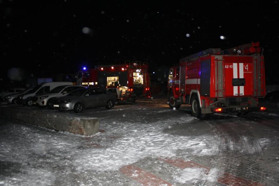 В Запорожье две дюжины спасателей тушили пожар в частном доме (ФОТО)