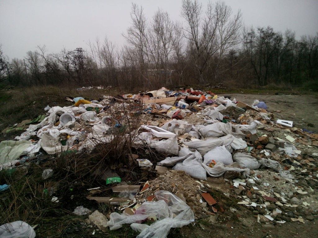 Реакции ноль: в Коммунарском районе за 2 месяца свалка мусора выросла в несколько раз (ФОТО)