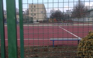 За забором: в Запорожье дети вынуждены играть за пределами нового школьного стадиона (ФОТО, ВИДЕО)