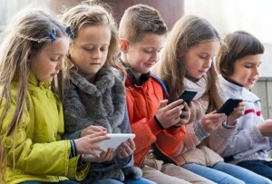 Телефоны в школах у детей: спокойствие или тревога родителей?