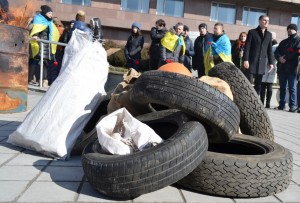 Герої не вмирають: под Запорожской ОГА прошел перформанс в память о Небесной сотне (ФОТО, ВИДЕО)