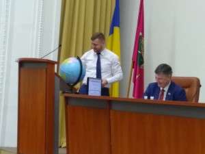 ФОТОФАКТ: в Запорожье депутат горсовета вынес на трибуну глобус