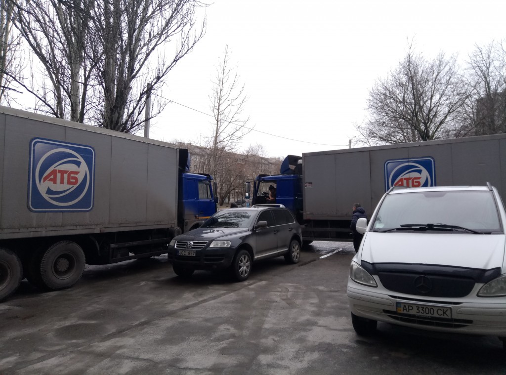 ФОТОФАКТ: в Запорожье три фуры АТБ заблокировали несколько частных авто во дворе дома