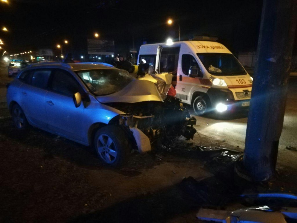 В Запорожье автомобиль врезался в столб: пострадал молодой парень (ФОТО)