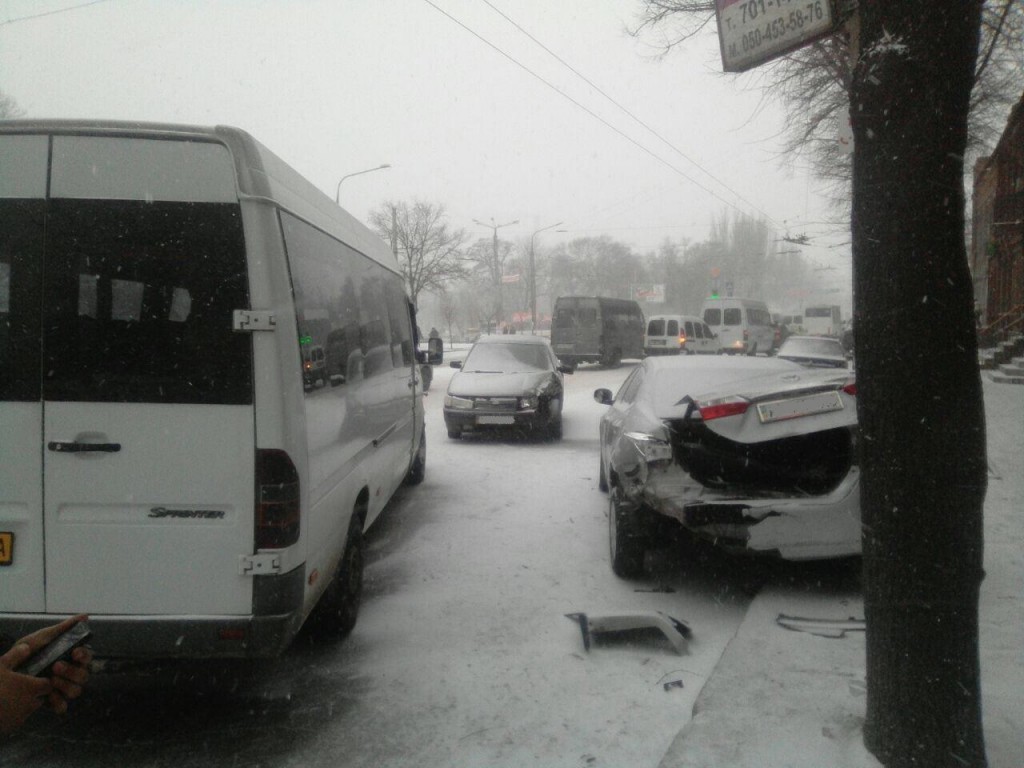 В Запорожье из-за плохой погоды произошло ДТП с двумя маршрутками: есть пострадавшие (ФОТО)