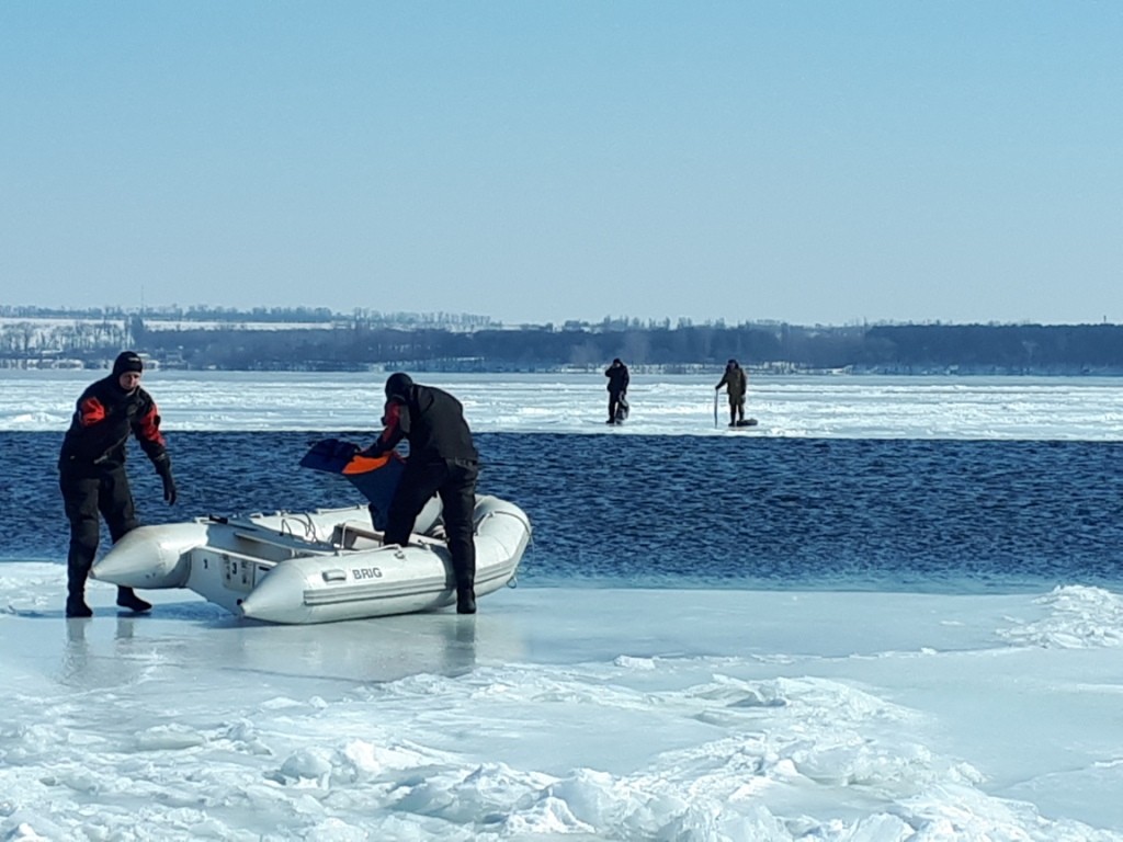 В Запорожье спасатели вытащили рыбаков, дрейфовавших на льдине (ФОТО)