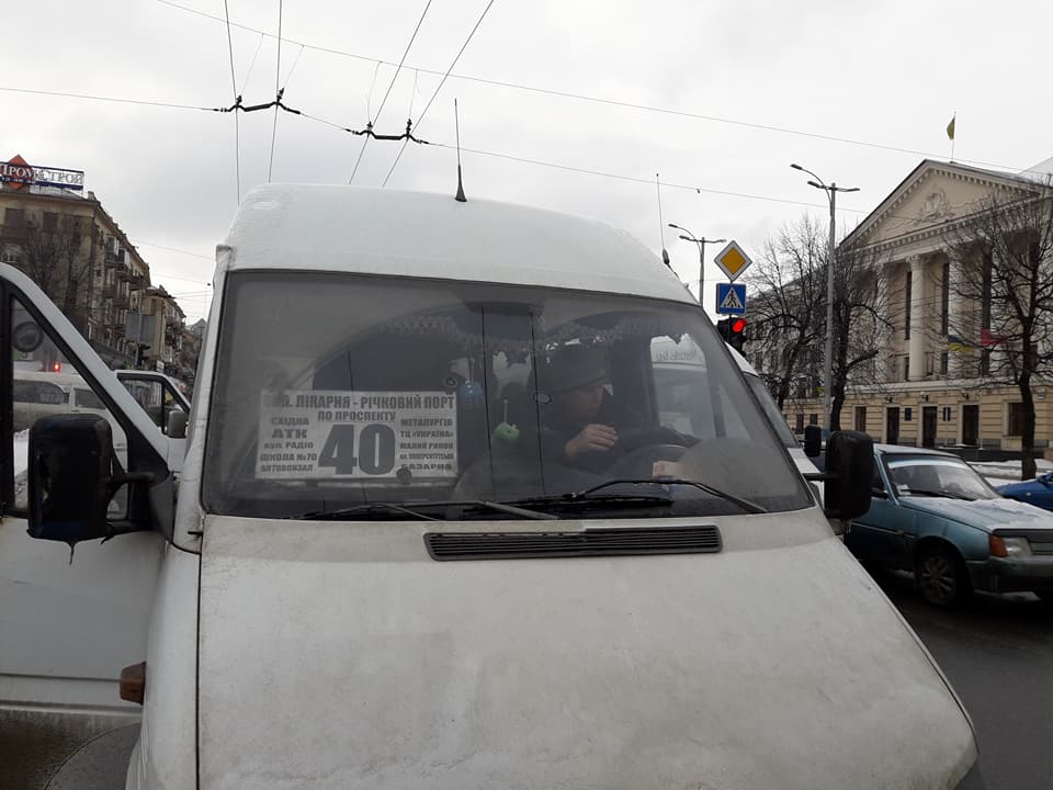 Их нужно знать в лицо: в Запорожье водитель отказался везти школьника за полцены (ФОТО)
