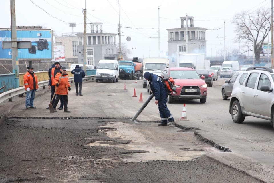 Проблема в «бумажках»: мэр Запорожья прокомментировал ремонт дорог (ФОТО)