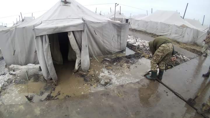На запорожскую военнослужащую оказывают давление после показа утопающего в грязи полигона (ФОТО)
