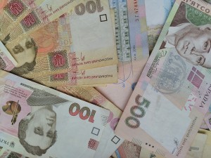 Зарплаты мужчин и женщин на запорожском рынке труда: насколько они отличаются?