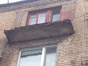 Спустя 2 года в центре Запорожья демонтировали едва не рухнувший балкон (ФОТО, ВИДЕО)