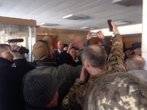 В Запорожский облсовет впустили одного АТОшника. В зал прошел Виталий Олешко (ВИДЕО)