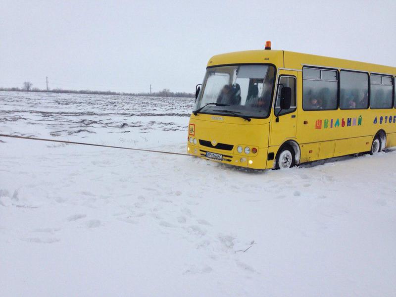 В Запорожской области спасатели вызволили из снежной ловушки автобус с детьми (ФОТО)