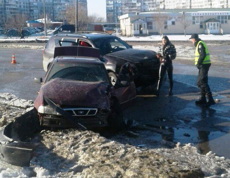 В Запорожье авто вылетело на встречную полосу: пострадавшего госпитализировали (ФОТО)