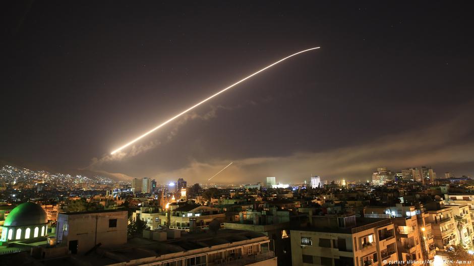 США, Великобритания и Франция нанесли удары по военным объектам в Сирии (ВИДЕО)