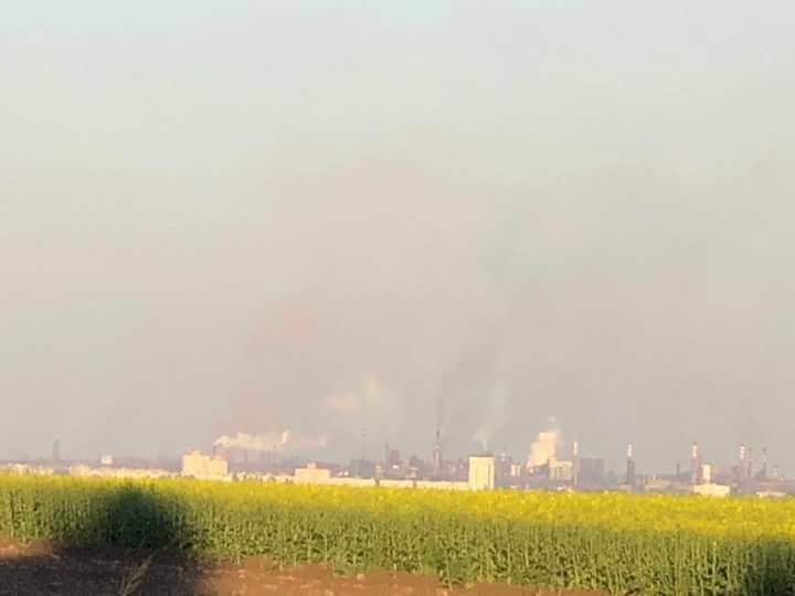 «Папа, а что это горит?»: в Запорожье заводские выбросы окутали весь горизонт (ФОТО)