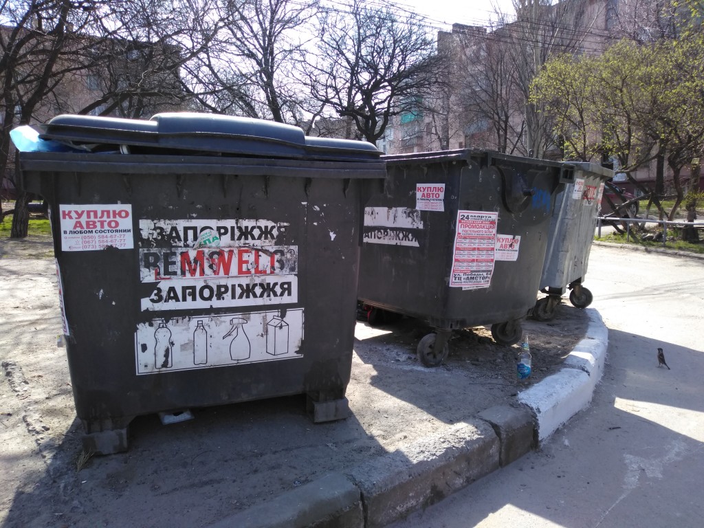 За уборку мусора во дворах запорожцев будет отвечать «новая» компания (ФОТО)