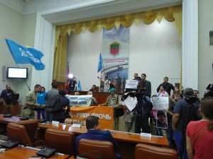 В Запорожском горсовете начались провокации: активисты заняли место Буряка в президии (ФОТО)