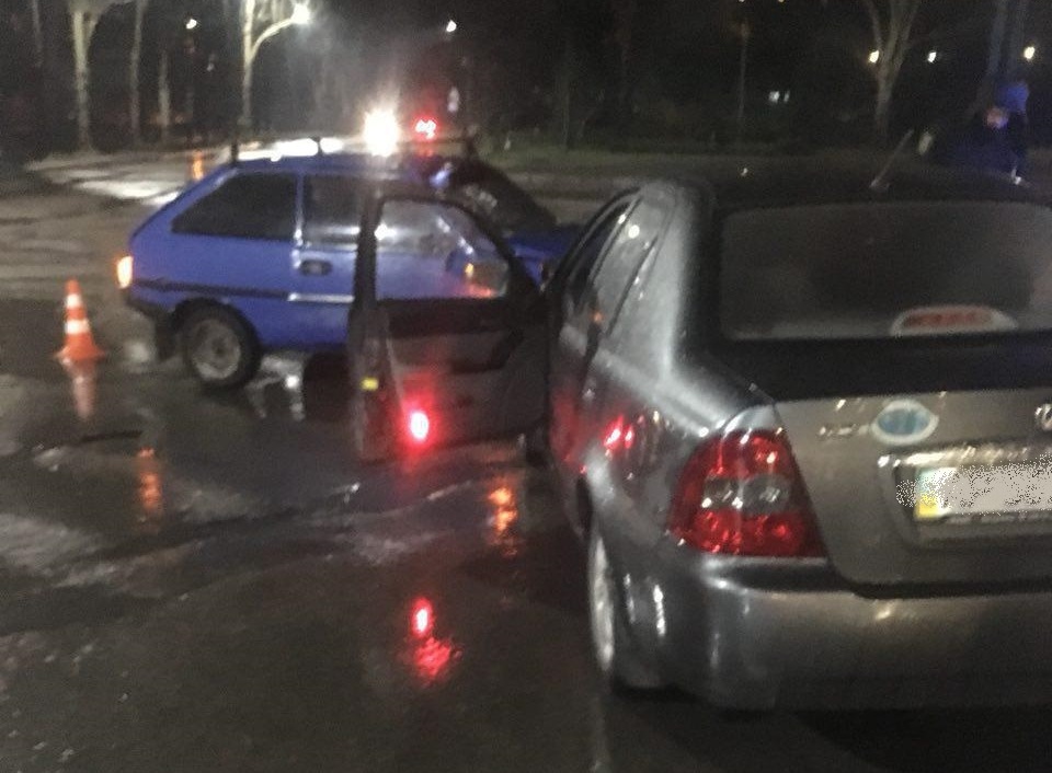 В Шевченковском районе Запорожья столкнулись два авто (ФОТО)