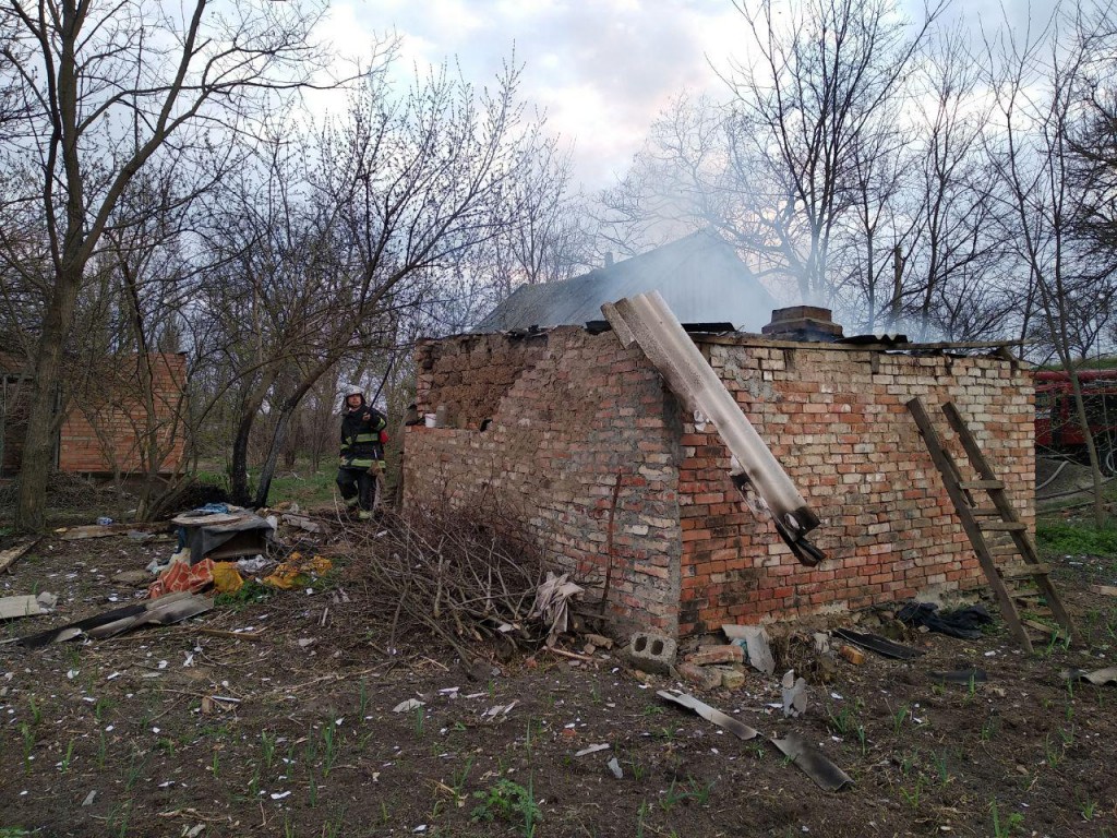 В Запорожской области спасатели потушили пожар, чуть не перекинувшийся на жилой дом (ФОТО)