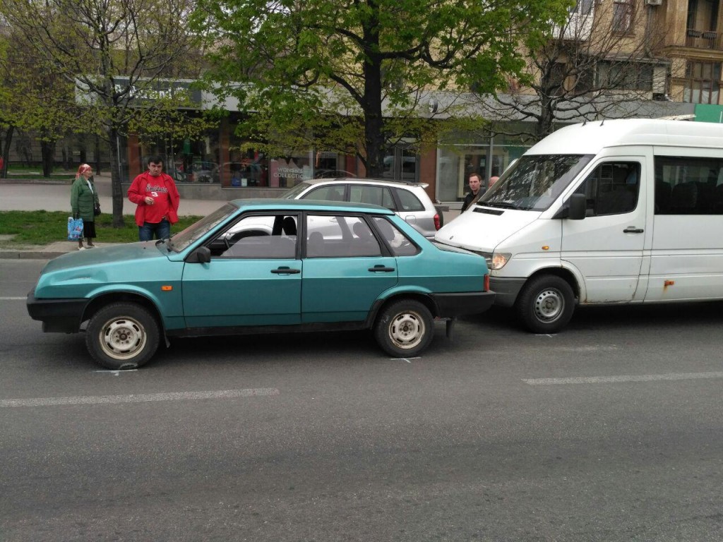 В Запорожье очередное ДТП с маршруткой: у водителя изъяли права (ФОТО)