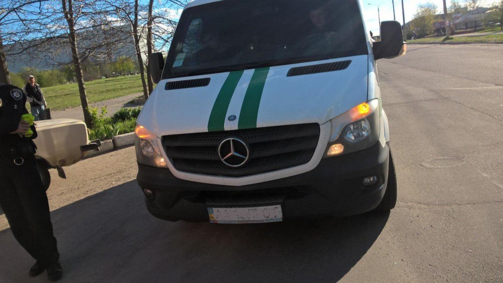 В Запорожье авто инкассаторов сбило пожилую женщину: пострадавшую госпитализировали (ФОТО)