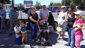 Родители и дети с особенностями пришли на сессию Запорожского горсовета: просят оставить животных в “Дубовке” (ФОТО, ВИДЕО)