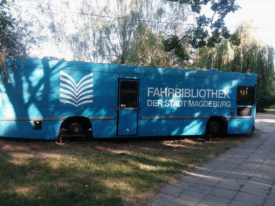 В Запорожье «передвижная библиотека» осталась без колес (ФОТО)