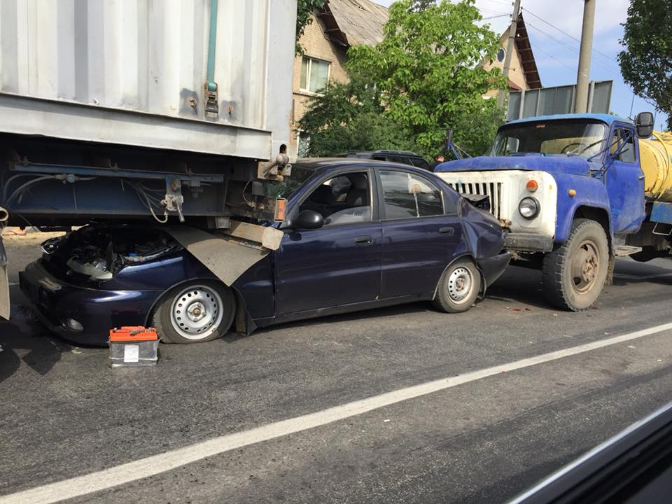 В Запорожской области авария: три грузовика столкнулись с легковым автомобилем (ФОТО)