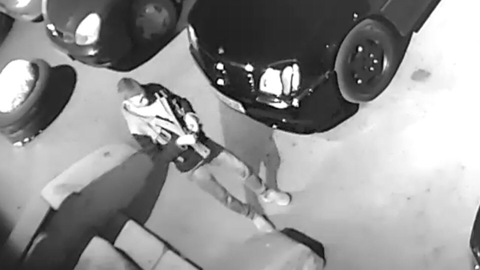 В Запорожье просят опознать мужчину, пытавшегося выдавить окно автомобиля (ВИДЕО, ФОТО)