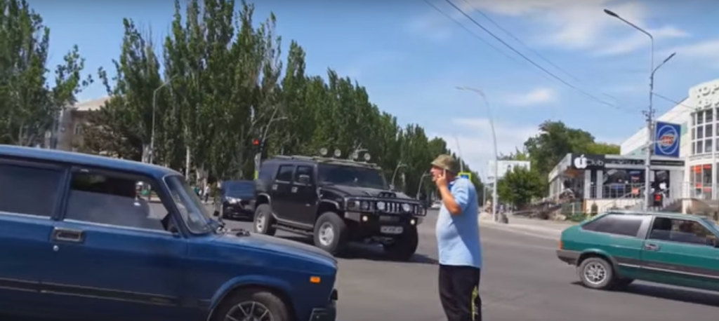 В Запорожской области мужчина бросался под колеса авто возле здания СБУ (ВИДЕО)