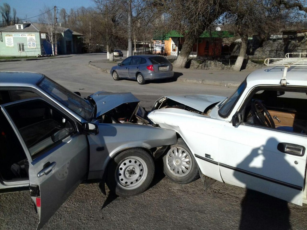 В Запорожье на перекрестке столкнулись два авто: пострадала 71-летняя женщина (ФОТО)