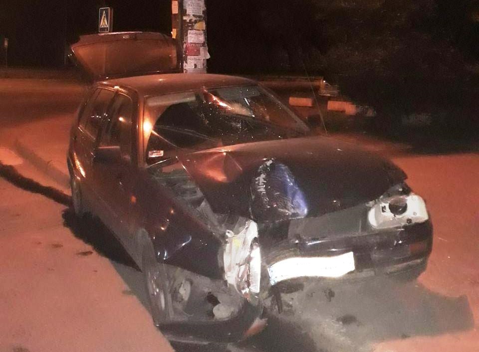 В Коммунарском районе автомобиль врезался в столб: водитель госпитализирован (ФОТО)