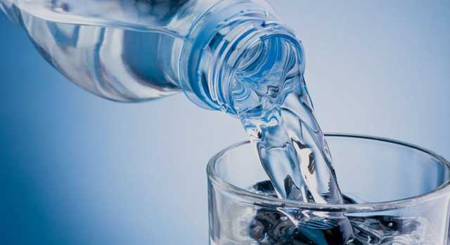 Запасайтесь питьевой водой и напитками: десятки заводов через несколько дней остановят работу