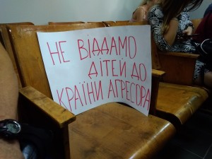 У запорожанки хотят забрать двух деток и увезти в Россию: что происходило в зале суда (ФОТО, ВИДЕО)